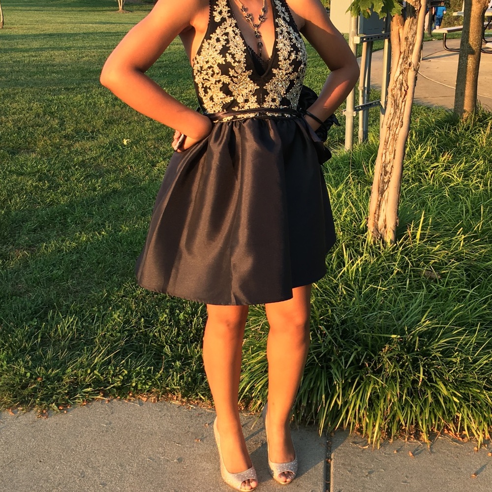 Halterneck Black & Gold homecoming/prom dress!